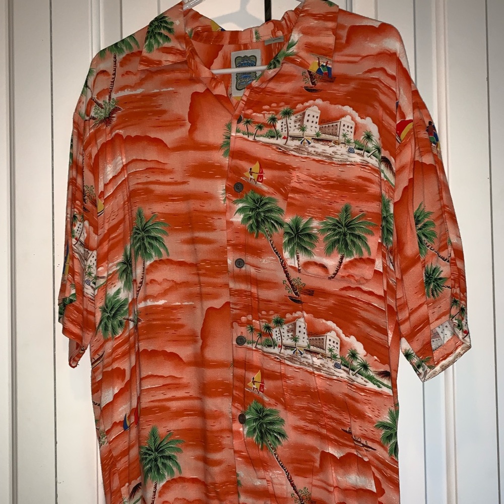 Beautiful Hawaiian Button-up Shirt Floral Pattern